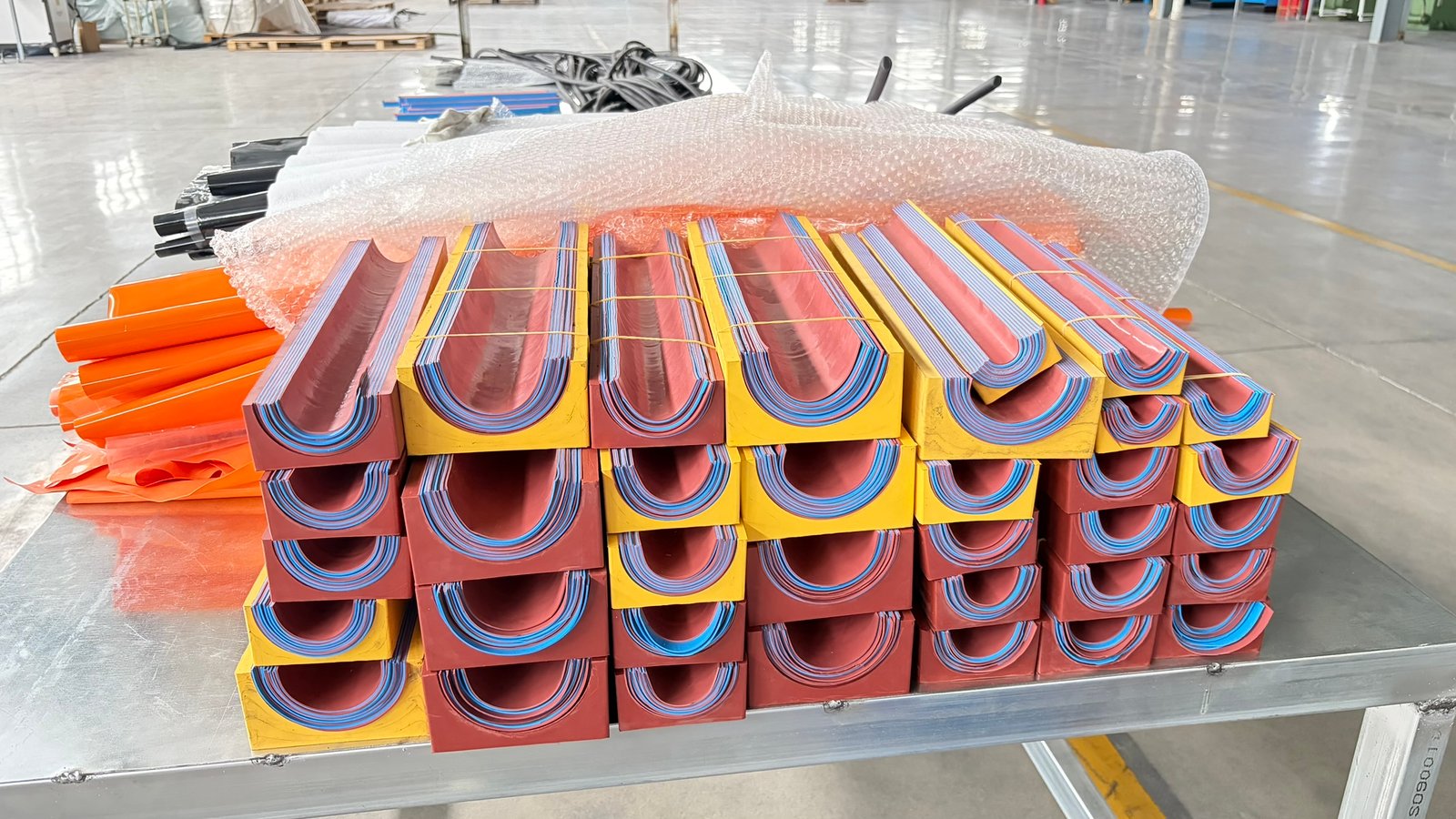 Rubber module blocks assembled with metal reinforcement inserts